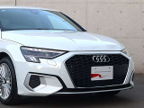 ●Audiが最初に採用したLEDポジショニングランプ。シャープなラインで昼間でも点けていたいと思うほど上品でオシャレです。夜間走行時はさらに目立ちます!