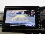 バックカメラの画像です。ガイドラインがスムースな車庫入れをサポートいたします。車庫入れの安心感がアップしますね。