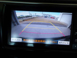 バックモニター付きで慣れない駐車場や車庫入れをサポートします。