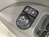 狭い駐車場で便利な電動格納ドアミラーが付いています。
