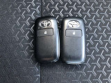スマートキー2個有ります。家族で共有すれば自宅駐車場での入替えや旅行の時などに大変便利ですね。