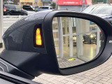 レーンアシスト。後方死角ゾーンを走行する車両を検知することで、インジケーターが点灯、安全な車線変更をサポートします。