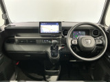 使いやすいレイアウトのダッシュボード周辺です。オートエアコンや小物入れなど嬉しい装備が満載です。