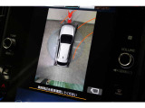 自車を上から見たような映像で周囲の状況確認をサポート。リヤビュー画面などと同時に表示することもできます。
