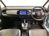 車内は光触媒抗菌消臭施工済です。インパネ周りはスタイリッシュなデザインです。グローブボックスやカップホルダーのほかにトレーなどたくさんの収納スペースが付いています。