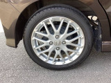 純正アルミホイールです。足元が引き立つので、車全体のイメージがアップしますよ!