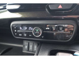 【オートエアコン】一度お好みの温度に設定すれば、車内の温度を検知し風量や温度を自動で調整!