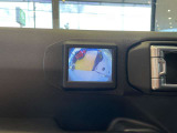 左側の死角を映し出すサイドカメラ搭載。狭い道でのすれ違いや縦列駐車も簡単です。