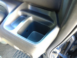運転席から手の届きやすい位置に、ドリンクホルダーと小銭などを入れて置けるトレイが付いています。