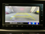 リバースギアに入れるだけで後方の表示へ切り替わります。夜間や雨の日の駐車も楽になりますよ。