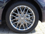 タイヤサイズは、165/55R15です。高品質でデザインにも優れている純正アルミホイールが装備され、スポーティーな雰囲気を演出しています。