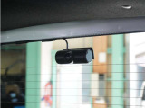 ◆車内カメラ◆前方・後方はもちろん、車内向きのカメラでも記録。左右をワイドに撮ることができ、幅寄せや側面衝突、威圧的なドライバーの危険行為など、クルマ周囲のトラブルもしっかり記録できます。