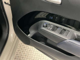 運転席側のフロントドアに全ドアのパワーウィンドウ開閉スイッチとウィンドウロックスイッチとドアロックスイッチと電動格納式ドアミラーの操作スイッチが有るので手元でミラー調整ができるので便利です。