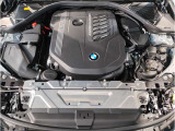 【BMWエンジン】革新的なガソリン・エンジン・テクノロジーによる高性能かつ高効率。レスポンスの良いパワーを発揮。常にスムーズな吸気を実現しアクセル開度にダイレクトに反応しドライビングを楽しく演出。