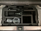 荷室下部にジャッキ工具類とパンク修理キットを収納しております。