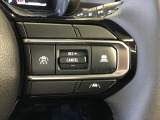 レーダークルーズコントロールを装備。アクセルやブレーキを操作しなくても、自動で先行車との車間距離を保ち追従走行できます。長距離や高速道路を運転する際に、ドライバーへの負担を軽減します。