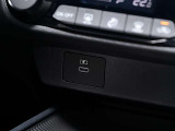 スマホの充電等に便利なUSBの電源ソケットが付いています。