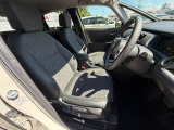 足元もゆったりで長時間の運転も疲れにくいフロントシートです。