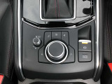 コマンダーコントロール。スイッチを探すことなく自然に手を下した位置に配置。手元を見ることなく、各種操作が行えます。