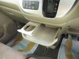 ドリンクホルダーとともにアンダートレイが引き出されます