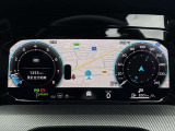 【Digital Cockpit Pro】基本の速度計とタコメーターの表示に加え、中央にドライビングデータやマップなどを少ない視線移動で視認できます。