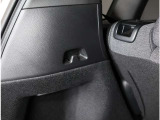 テールゲートを開けたトランクにある、お買い物袋等をさげておけるフックが嬉しいです♪