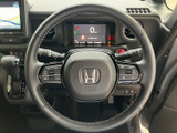 握りやすいステアリングで、運転操作をスムーズに行えます。オーディオやハンズフリー通話のスイッチも操作しやすい位置に配置されています。快適な運転体験を。