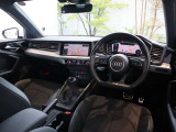 内装はシンプルに使い勝手を考え作られています。お車を運転する感覚をダイレクトに体感して頂けます。室内も広くロングドライブにも快適にお過ごしいただけます。