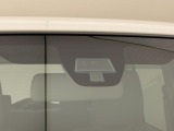 障害物を感知して、衝突の可能性がある場合、運転者へ警告音を発したり、衝突の可能性が高い場合、ブレーキの補助操作を行い、減速して衝突被害を軽減するシステムです。