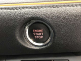エンジンスタートスイッチです。キーが車内にあれば、エンジンの始動や停止はスイッチを押すだけ!キーを取り出す手間を省き、ワンプッシュで操作できるので簡単でスムーズです。