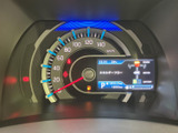 視認性の高いメーター類が配置されています。運転に必要な情報を一目で確認でき、安全運転をサポートします。スタイリッシュなデザインです。