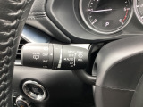 レバーをAUTOの位置にしているとき、レインセンサーが雨を感知すると、雨量に応じてワイパーが自動で作動してくれるオートワイパーを装備!設定変更で非作動にすると、間欠作動に固定されます。