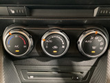 空調スイッチ類は最近流行のタッチパネル式ではなく、運転中でも直感的に操作できるダイヤル式を採用しております。
