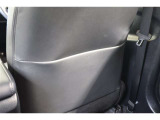 シートバックには便利なポケットを装備しています。車内に散らかりがちな細々としたものやタブレット、雑誌などを収納出来るのでスッキリ片付きます。