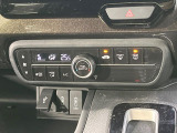 【オートエアコン】一度お好みの温度に設定すれば、車内の温度を検知し風量や温度を自動で調整。暑い&hellip;寒い&hellip;と何度もスイッチ操作をする必要はありません。快適な車内空間には必須の機能ですね♪