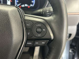 前方の車との車間を設定し、スピードを上げたり緩めたりを自動で行ってくれる追尾式の「レーダークルーズ」。上級装備の一つです!高級車にしかつかない嬉しい機能です。
