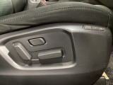 運転席にはパワーシートを装備!シート位置を記憶するメモリー機能付きなのでご夫婦で2名分セットすると便利です♪