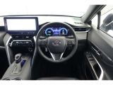 スポーティームード溢れる運転席周りですね。 クイックなドライビングに対応できるよな運転席回りになっています。 ドライブがますます楽しくなりますね!