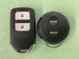 スマートキーを装備しています。鍵を差し込むことなくドアロックの開け閉めと、スタートボタン操作でのエンジンスタートができます。加えて、純正リモコンエンジンスターター用の操作キーもついています。