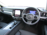 中央には縦型のセンターディスプレイを配置し、ナビゲーションや車両設定、空調などの機能を集約。シンプルな操作体系により、先進性と使いやすさを両立しています。