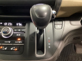 CVT車のセレクトレバーです。低速から高速まで、変速ショックのないスムーズな走りを実現するとともに、エンジン効率のよい領域を維持することで燃費にも貢献します。