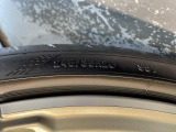 純正20インチアルミホイール。フロントは245/35R20