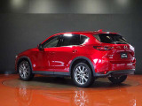 CX-5のリヤビューは、洗練された都会的なデザインとSUVらしい力強さが融合しています。特にシグネチャーのLEDランプが印象的で、塊感のあるボディと相まって、後ろ姿からも高い質感と躍動感を感じさせます。