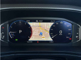 【Digital Cockpit Pro】基本の速度計とタコメーターの表示に加え、中央にドライビングデータやマップなどを少ない視線移動で視認できます。