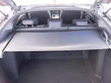 巻き取り型のカーゴエリアカバーを装備しています。。扱いやすい横引きタイプで取り外すことも可能です。