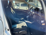すわり心地の良い運転席・助手席です。長時間のドライブの疲れ軽減に貢献します。どうぞ快適なドライブを♪