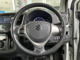 手元には各種スイッチが備わり、運転姿勢を大きく変えずに操作できます。メーターとの位置関係も分かりやすく、日常の運転で使いやすさに配慮されたステアリングです。