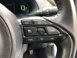 【ステアリングスイッチ】右です。ステアリングから手を離さず、運転に集中したまま手元でレーダークルーズコントロールの操作などができます。