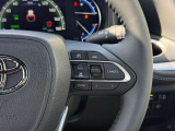 ステアリング右側にアダプティブクルーズコントロールの操作スイッチを配置!先行車との車間距離を自動で保ちながら走行でき、高速道路などでの運転負担を軽減します。快適なロングドライブをサポートする機能です!