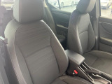 運転席まわりには十分なスペースがあり、大柄な方でもゆったり運転していただける環境です。